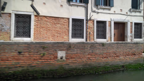 Escena-Diurna-Desde-Un-Barco-Navegando-En-El-Gran-Canal-De-Venecia,-Italia,-Pov