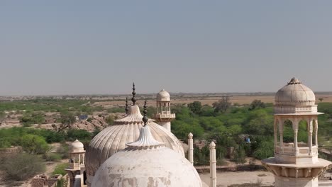 Luftaufnahme-Der-Kuppeldächer-Der-Abbasi-Jamia-Shahi-Moschee-Qila-Derawar