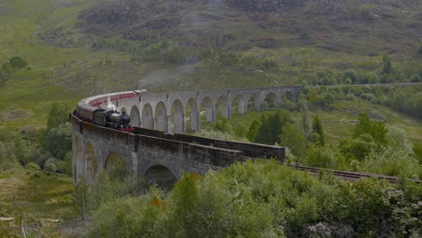 Schottland-Dampfzug-Nähert-Sich-Auf-Der-Viaduktbrücke-Durch-Die-Berge