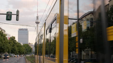 Panorama-De-Berlín-Con-La-Famosa-Torre-De-Televisión-Y-El-Tranvía-Amarillo-Durante-El-Crepúsculo