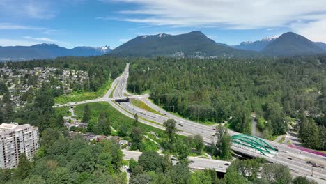 Vehículos-Que-Circulan-Por-La-Autopista-Transcanadiense-Durante-El-Día-Desde-Lynnmour,-North-Vancouver,-BC,-Canadá