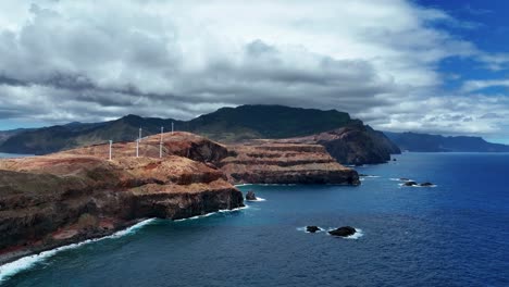Turbinas-Eólicas-Cerca-De-Canical-Desde-Ponta-De-São-Lourenco-En-La-Isla-De-Madeira,-Portugal