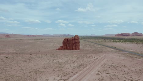 Stehende-Butte-Felsformation-Auf-Dem-Land-Der-Navajo-Nation-In-Der-Wüste-Von-Arizona,-Luftaufnahme