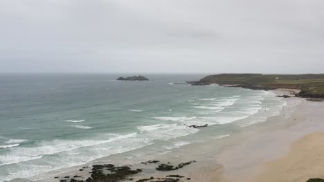 Saint-Ives-Bay-And-Beach-With-Godrevy-Island-In-The-Distance-On-Overcast-Day-In-Cornwall,-UK