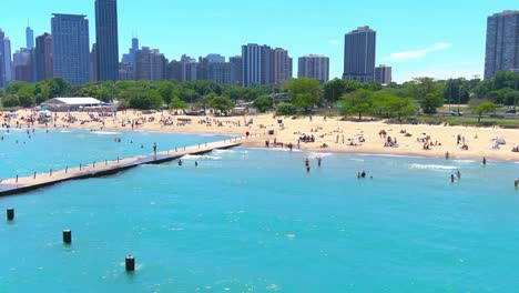 Luftvorbeiflug-Am-North-Avenue-Beach-In-Chicago,-Illinois-|-Innenstadt-Von-Chicago-Im-Hintergrund