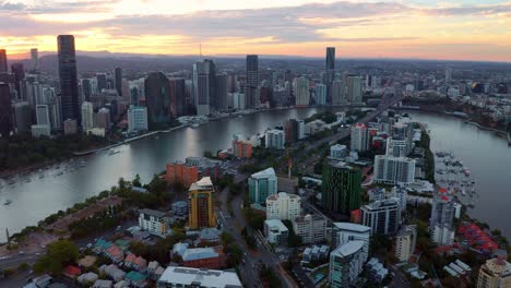 Brisbane-City-Skyline-From-Kangaroo-Point-At-Sunset-In-Queensland,-Australia