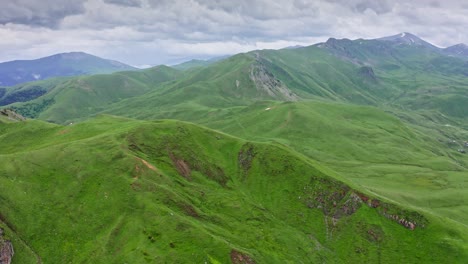 Im-Sommer-über-Felsen-Und-Grüne-Hügel-Im-Georgischen-Hochland-Fliegen
