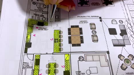 Architekt-Macht-Sich-Notizen-Zu-Den-Plänen-Eines-Wohndesignprojekts