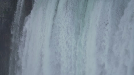 Eine-Extreme-Nahaufnahme-Des-Wassers,-Das-über-Den-Rand-Der-Niagarafälle-Fließt