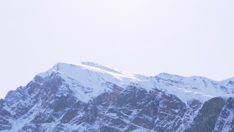 Eine-Nach-Oben-Geneigte-Aufnahme-Von-Wald-Und-Schneebedeckten-Bergen-In-Den-Rocky-Mountains