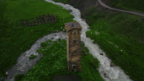 Antigua-E-Histórica-Torre-Nizharadze-Svan-Entre-Los-Ríos-Patara-Enguri-Y-Shavtskala-Kvishara-En-Ushguli,-Georgia