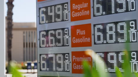 Hohe-Benzinpreise-Auf-Einem-Tankstellenschild-In-Kalifornien,-Mittlerer-Schuss-6-$