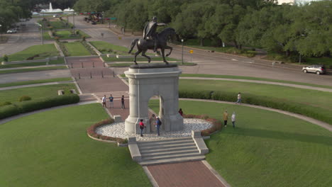 Drohnenansicht-Der-Sam-Houston-Statue-Im-Hermann-Park-In-Houston,-Texas