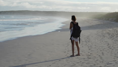 Junge-Rucksacktouristin,-Die-Wellen-In-Der-Bucht-Von-Tortuga-Auf-Den-Galapagosinseln-Fotografiert