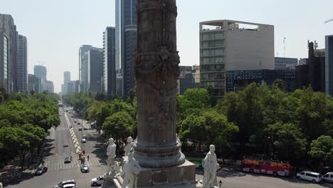 Una-Toma-Inclinada-Del-ángel-De-La-Independencia-Se-Encuentra-En-El-Centro-De-Una-Rotonda-En-La-Ciudad-De-México,-México.
