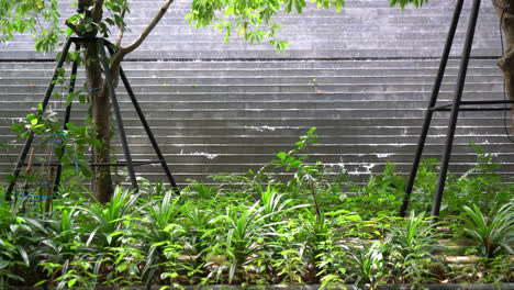 Schöne-Wasserfall-Wanddekoration-Im-Garten