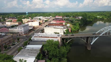Puente-Edmund-Pettus-En-Selma,-Alabama,-Con-Video-De-Drone-Moviéndose-Hacia-Los-Lados