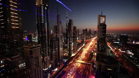 Futuristische-Städtische-Architektur,-Infrastruktur,-Großstädtisches-Stadtbild,-Skyline-Von-Dubai,-Scheich-Zayed-Straße-Bei-Nacht,-Hauptverkehrszeit,-Verkehr,-Stadtpanorama,-Dubai-Geschäft