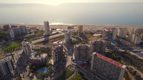 Luftaufnahmen-Auf-Sonnigen-Touristischen-Küstenorten-In-Alicante-Im-Morgengrauen