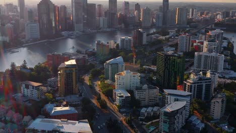 Sunlight-Through-Kangaroo-Point-Suburbs-At-Lambert-Street-In-Brisbane-City,-Queensland,-Australia