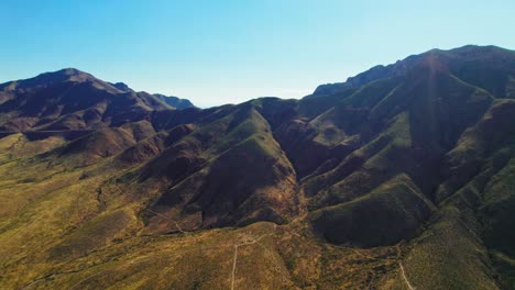 Luftdrohnen-Panoramablick-Auf-Die-Große,-Trockene-Wüstengebirgslandschaft