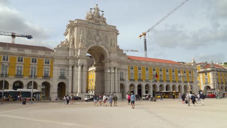 Located-on-the-north-side-of-Commerce-Square-is-the-Rua-Augusta-Arch-that-gives-way-to-the-boulevard-Rua-Augusta,-the-most-prominent-boulevard-in-Baixa