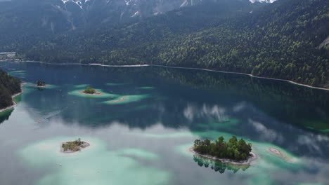 Beautiful-Eibsee-in-Germany-next-to-the-Zugspitze