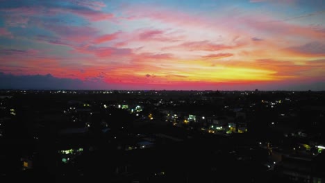Filmische-Drohnenaufnahmen-Für-Die-Stadt-Denpasar-Bei-Nacht-Mit-Häusern-Und-Sonnenuntergang-Auf-Bali-In-Full-HD-1080p