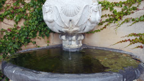 Italienisch-griechischer-Oder-Englischer-Steinwasserbrunnen