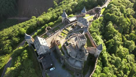 Die-Burg-Bourscheid-Liegt-In-Der-Nähe-Des-Dorfes-Bourscheid-Im-Norden-Von-Luxemburg