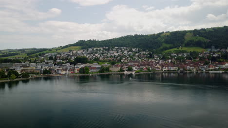 Vuelo-Lateral-Sobre-La-Ciudad-De-Zug-En-Suiza