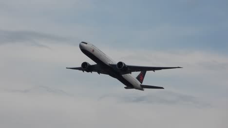 Toma-De-Seguimiento-De-Un-Boeing-777-Despegando-En-El-Aeropuerto-De-Toronto,-Canadá