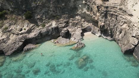 Turistas-En-Las-Famosas-Aguas-Terapéuticas-De-La-Playa-De-Xigia-Con-Manantiales-De-Azufre-En-La-Isla-De-Zakynthos,-Grecia