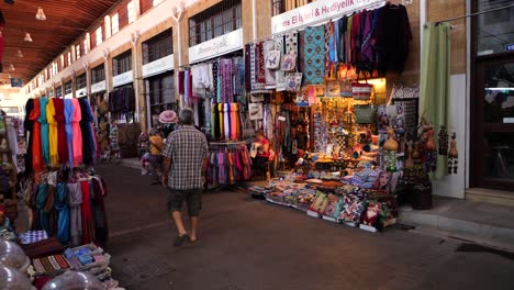 Turista-Pasando-Por-Una-Tienda-De-Ropa-De-Souvenirs-En-La-Calle-En-Nicosia