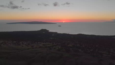4K-Drohnensonnenuntergang-über-Dem-Südlichen-Maui-In-Der-Nähe-Von-Wailea-Mit-Blick-Auf-Die-Insel-Kaho&#39;olawe