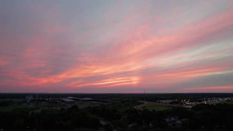 Ein-Panoramablick-Auf-Den-Farbenfrohen-Sonnenuntergangshimmel-Und-Die-Wolken-Sehen-Wunderschön-Aus