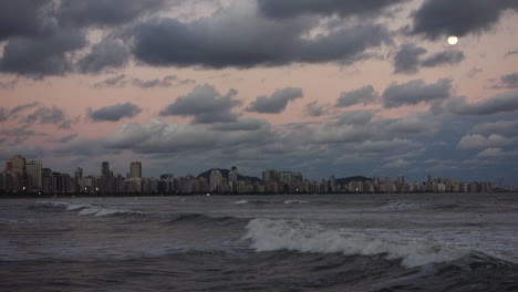 Crepúsculo-Sobre-Santos,-Brasil-Y-Las-Olas-Del-Océano-Atlántico,-60fps