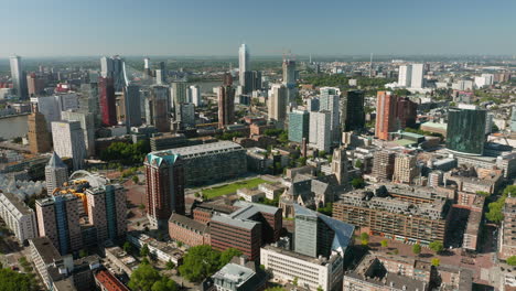 Vasto-Paisaje-Urbano-Y-Arquitectura-Moderna-En-La-Principal-Ciudad-Portuaria-De-Rotterdam,-En-Los-Países-Bajos