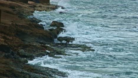 Wellen-Schlagen-Gegen-Die-Felsige-Küste-Von-Sao-Tome-Und-Principe