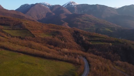 Rugova-Berge-Im-Kosovo-Während-Der-Goldenen-Stunde,-Drohnenvorstoß-In-Enthüllungsaufnahme