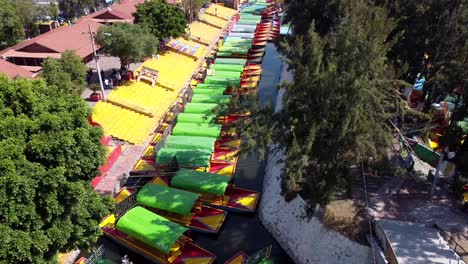 Una-Vista-Aérea-De-Coloridos-Barcos-Mexicanos-Para-Viajes-Por-Los-Canales-De-Xochimilco-En-La-Ciudad-De-México