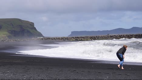 Mujer-En-La-Playa-Negra-Islandia-Caminando