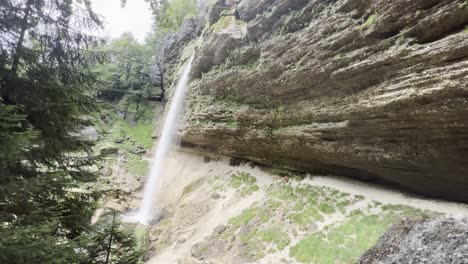 Wunderschöne-Landschaft-Mit-Kleinem-Wasserfall
