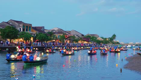 Barcos-Jukung-Con-Linterna-Radiante-En-Hoi-An,-Vietnam
