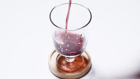 Traubensaft-In-Eine-Durchsichtige-Tasse-Gießen,-Nahaufnahme