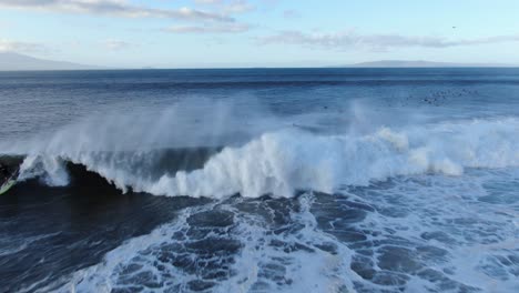 Surfer-Wischt-Bei-Rekordverdächtigem-Wellengang-In-Maalaea,-Maui,-Hawaii,-Eine-Große-Welle-Ab
