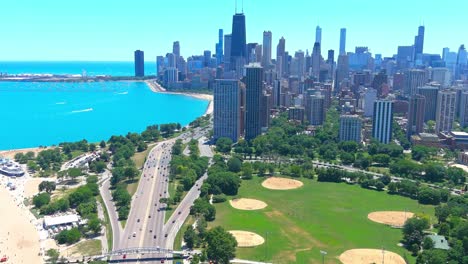 Luftaufnahme-Des-Michigansees-Mit-Der-Skyline-Der-Innenstadt-Von-Chicago-Im-Hintergrund-|-Hohe-Mittagsbeleuchtung