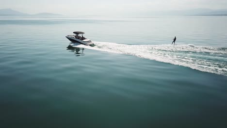 Ein-Wakeboard-Athlet-Vergnügt-Sich-Hinter-Einem-Motorboot-Mitten-Im-Genfersee