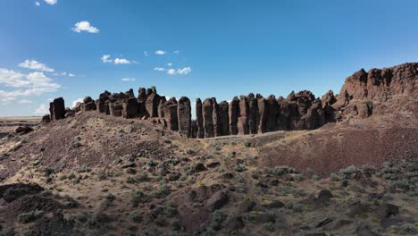 Orbiting-shot-of-the-Frenchman-Coulee-rocks-in-Eastern-Washington,-a-rock-climbing-destination
