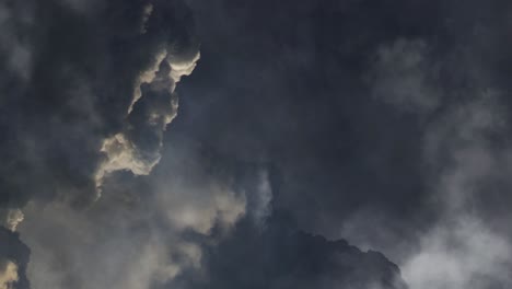 Nubes-Cumulonimbus-Oscuras-De-4k-Con-Relámpagos